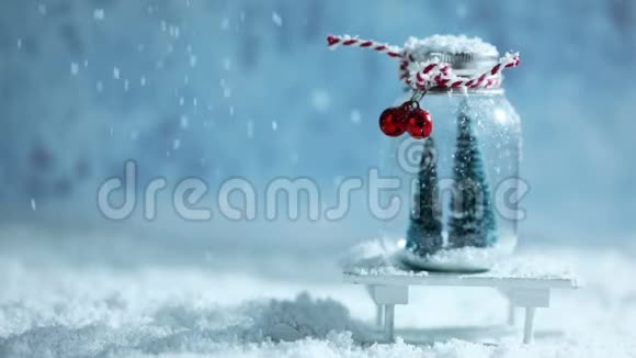 圣诞装饰品和降雪视频的预览图
