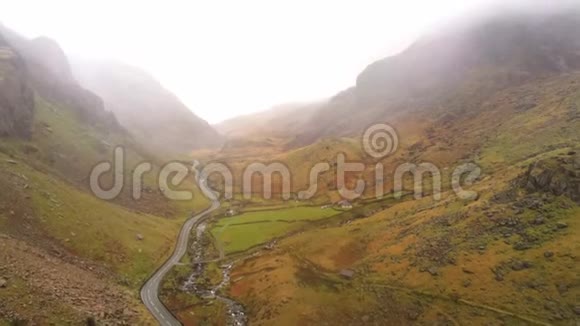 雾蒙蒙的一天飞越威尔士斯诺多尼亚国家公园视频的预览图