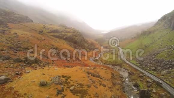 雾蒙蒙的一天飞越威尔士斯诺多尼亚国家公园视频的预览图