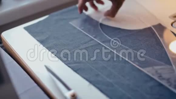 设计师在缝制时尚服装前用手在布料上做图案视频的预览图