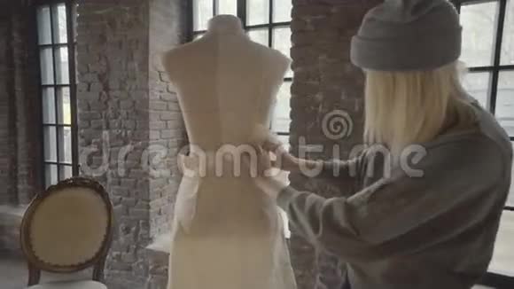女性与商业女性与时尚行业工作室女设计师订单下缝制服装视频的预览图