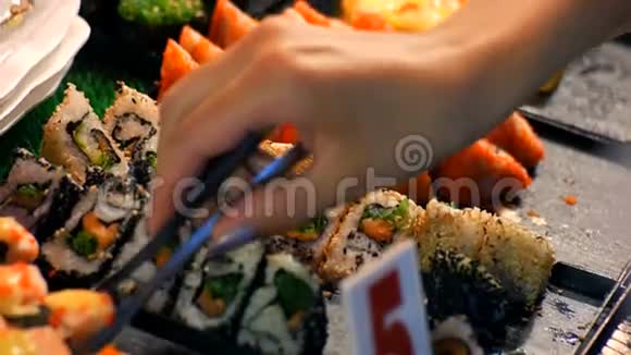 女手拿着食钳的寿司卷夜市芭堤雅宗甸泰国菜亚洲异国风情视频的预览图