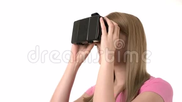 漂亮迷人的年轻女人穿着粉红色的t恤用她的VR眼镜孤立的白色背景视频的预览图