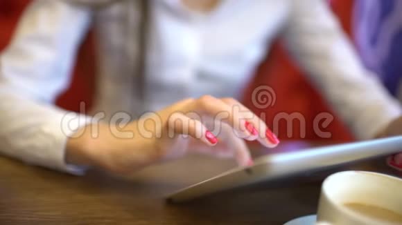 与平板电脑合作的年轻商务女性的亲密关系视频的预览图