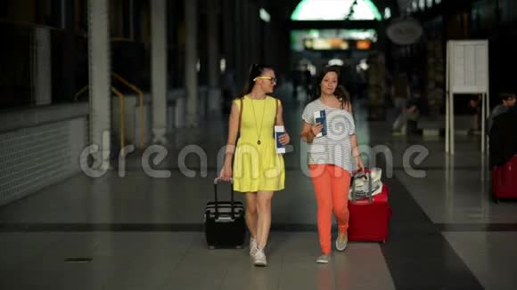 机场带行李的漂亮不伦带的正面景观爆笑女朋友一起旅行妇女视频的预览图