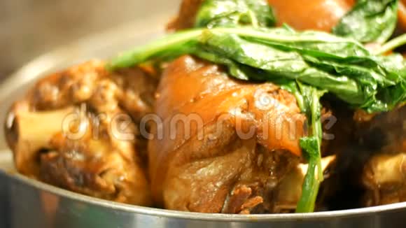 夜市芭堤雅宗甸泰国菜市场上的亚洲异国菜肴准备猪苍蝇视频的预览图