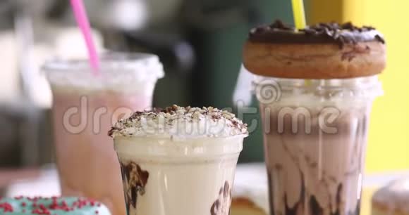 提供奶昔和甜甜圈供在咖啡馆里外卖视频的预览图