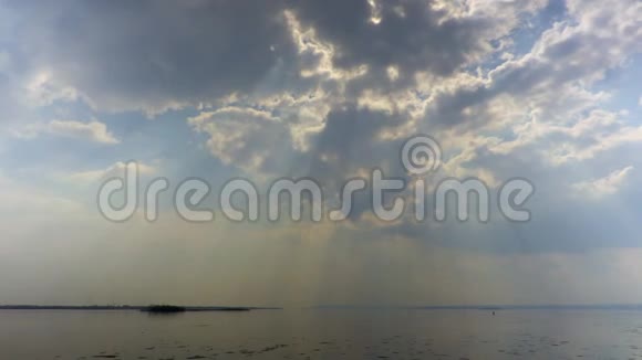阳光透过云层河流景观春天河上的冰漂俄罗斯萨拉托夫伏尔加河视频的预览图