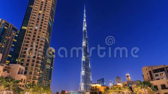 迪拜时间推移天际线哈利法塔和迪拜市中心的背景时间间隔库存迪拜市中心的夜间时间视频的预览图