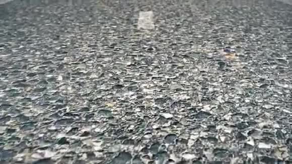 沥青道路的特写纹理与标记沥青路上白线收口柔和的焦点沥青道路视频的预览图