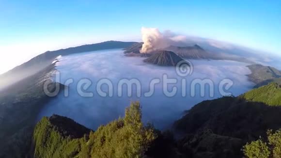 日出期间飞越布罗莫火山的空中飞行视频的预览图
