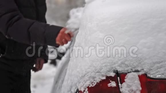 暴风雪过后一个人把雪从车里带走视频的预览图