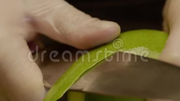 厨师切下一个绿苹果做甜点视频的预览图