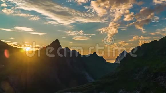挪威群岛和山脉上空的日落和浮云的时间推移视频的预览图