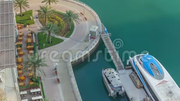 在著名的迪拜码头有酒吧咖啡厅和餐厅的现代路堤时间视频的预览图