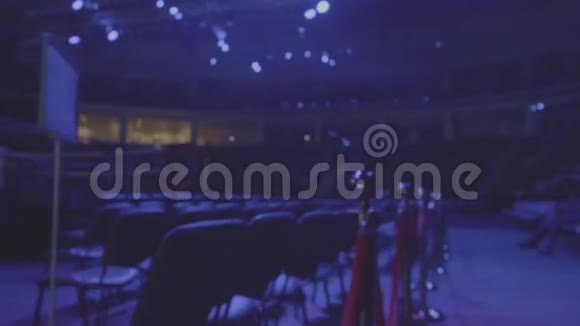 室内大型音乐会的技术准备视频的预览图