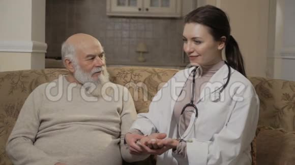 医生测量老人的脉搏视频的预览图