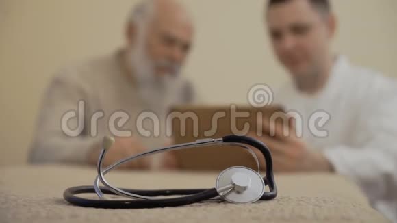 听诊器在特写医生与病人在背景视频的预览图