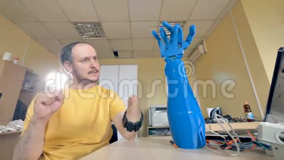 男性用截肢的手臂控制仿生手未来主义概念4K视频的预览图