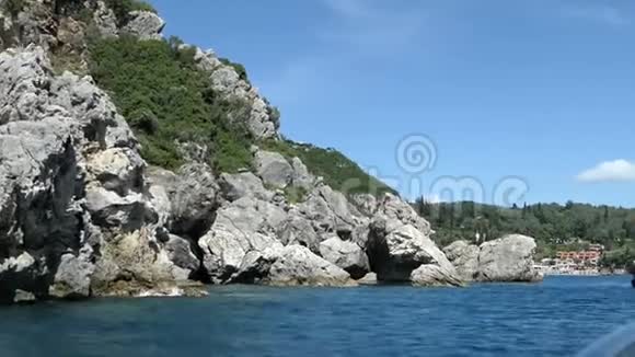 从古洛卡斯特里察乘船前往希腊科孚岛的利帕迪斯海滩经过水中的沉积物粉笔岩悬崖峭壁视频的预览图