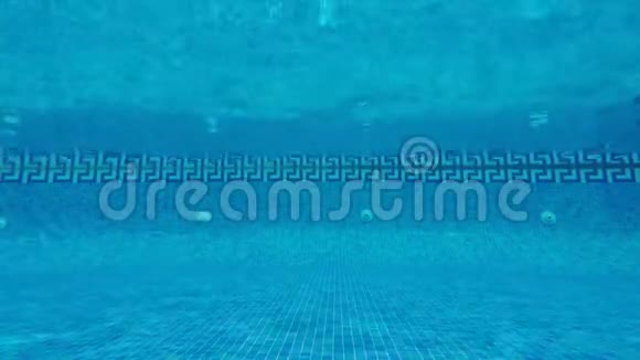 水下游泳池带复制空间的蓝色水背景视频的预览图