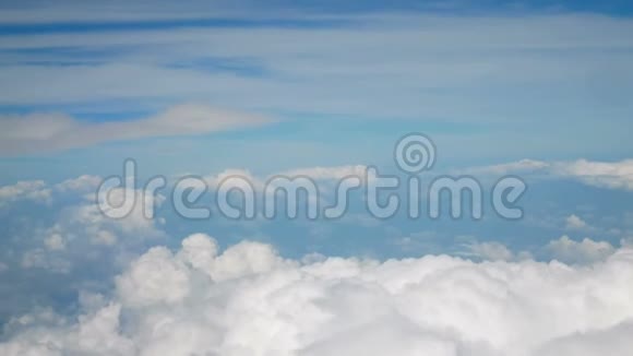 4K鸟瞰图飞越蓬松的白云蓝天云景背景视频的预览图