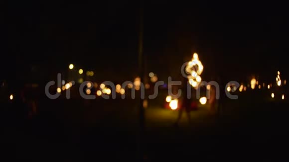 聚焦背景下的夜火节全景视频的预览图