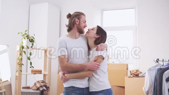 两个高加索情人在新的公寓里拥抱对方在缓慢的动作中接吻爱和家的概念视频的预览图