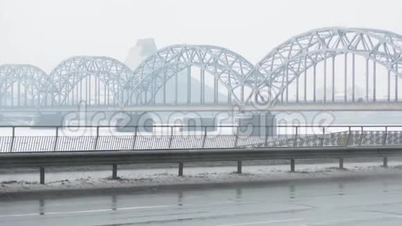 早上冬天的雾拱桥和汽车经过视频的预览图