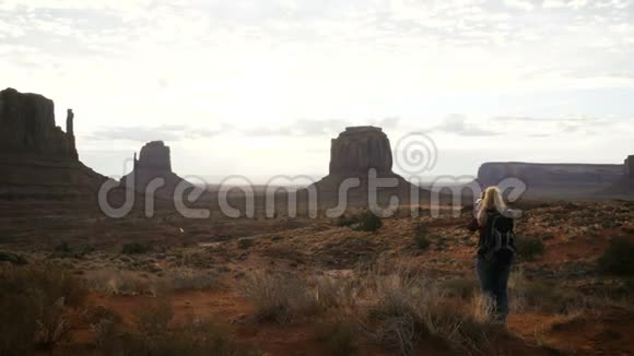 女人用相机在纪念碑谷拍照视频的预览图