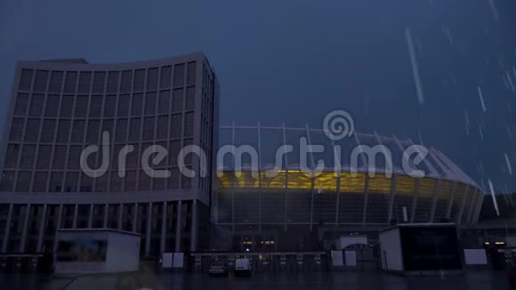 恶劣天气雨雨晚市足球场雷雨雷电概念50英尺视频的预览图