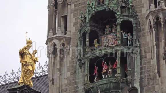 德国慕尼黑Marienplatz的历史性Glockenspiel第06部分视频的预览图