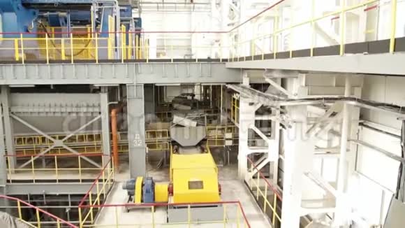 水泥厂场景在工厂生产沙子水泥厂的输送设备视频的预览图