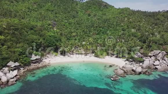热带岛屿陶岛与绿松石水湾和泰国海岸的居民区高空俯视图视频的预览图