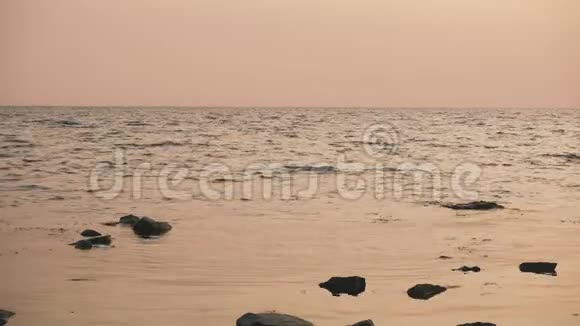 平静的大海日落时微微荡漾视频的预览图