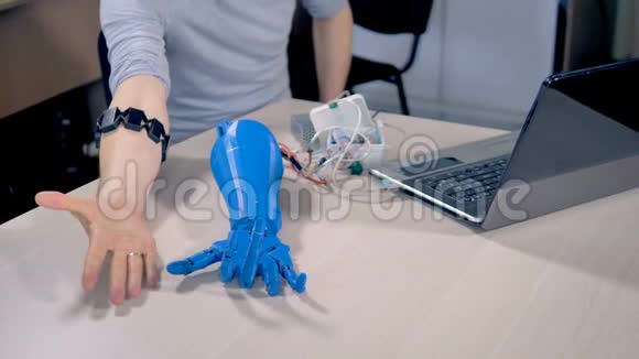 一个工程师通过不同的动作行走机器人的手视频的预览图