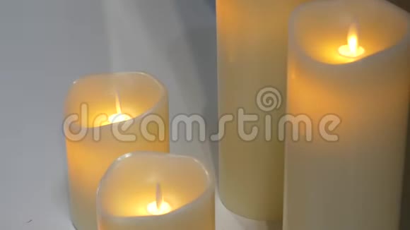 圣诞白色蜡烛和灯视频的预览图