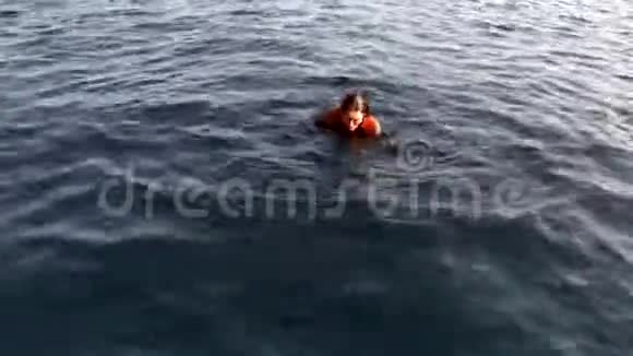 女子潜水员潜入红海水下的莫诺芬视频的预览图