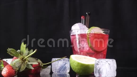 红罗菲尼奇鸡尾酒加黄片柠檬白色冰块视频的预览图