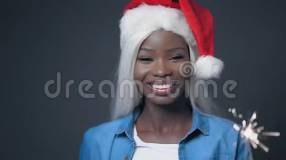 非洲性感女人白发苍苍新年快乐视频的预览图