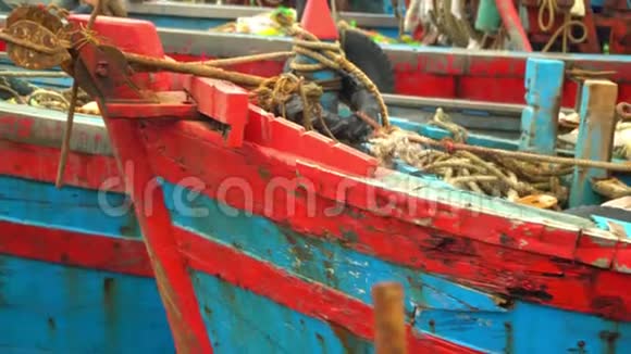 大型渔船关闭生锈的锚传统的越南船美丽的船景流行旅行视频的预览图