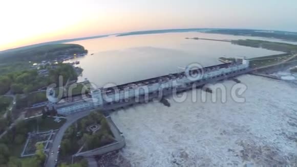 从山脊大坝俯瞰水电站削减水电站大河顶视图视频的预览图