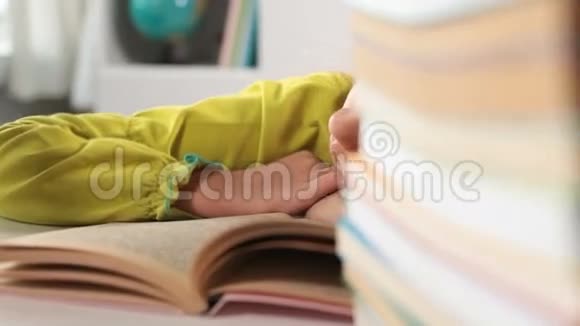 小女孩在书上睡着了视频的预览图