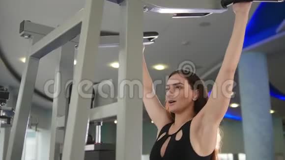 锻炼身体的黑发女人肩膀训练视频的预览图