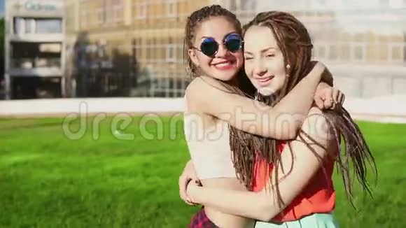 两个充满恐惧的年轻女孩拥抱在一起兴奋的女性朋友互相拥抱在视频的预览图