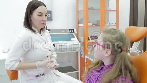 牙医检查年轻女子牙齿特写视频的预览图