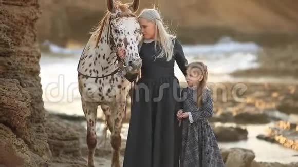 女人带着女儿和斑驳的马全高清视频的预览图