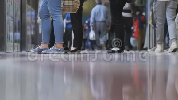 迪拜地铁里乘客的腿视频的预览图
