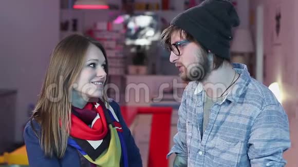 在咖啡馆里男人和女人调情微笑的情侣聊天视频的预览图