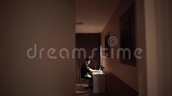 现代酒店内部的商务人员在酒店工作在桌面电脑和键盘上打字4k视频的预览图